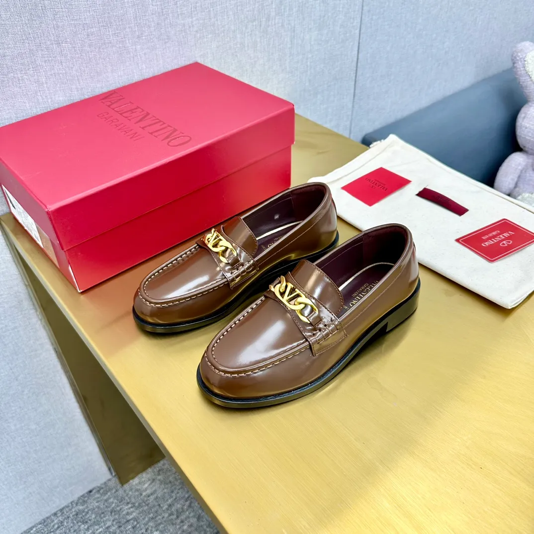👟👟Ex-factory price 640👟👟 (genuine leather sole) 2024 [VALENTINO] Valentino's early spring fashionable slip-on loafers are hot new🆕 Versatile style with temperament💃🏻 Slay the whole audience immediately when you put it on [Love] The ultra-simple design is more timeless and attractive! Fashionable and neat feeling, it is a magic tool for increasing your height and slimming down ✨ The shoe collar is specially added with anti-wear latex! You won't feel tired after walking all day long🦶🏻 The upper is made of open-edge beaded cowhide fabric and matched with calfskin lining, which is full of texture. The bottom thickness is 4.0cm. Color: black, brown, coffee. Size: 35-40. Available from factory.